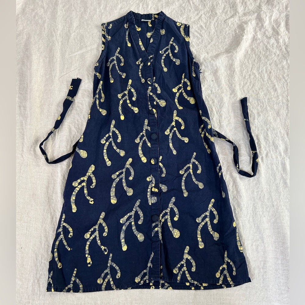 Global Mama Cotton Sleeveless Tie-Waste Shirt Dress in Ghanaian Blue Print - Picture 3 of 5